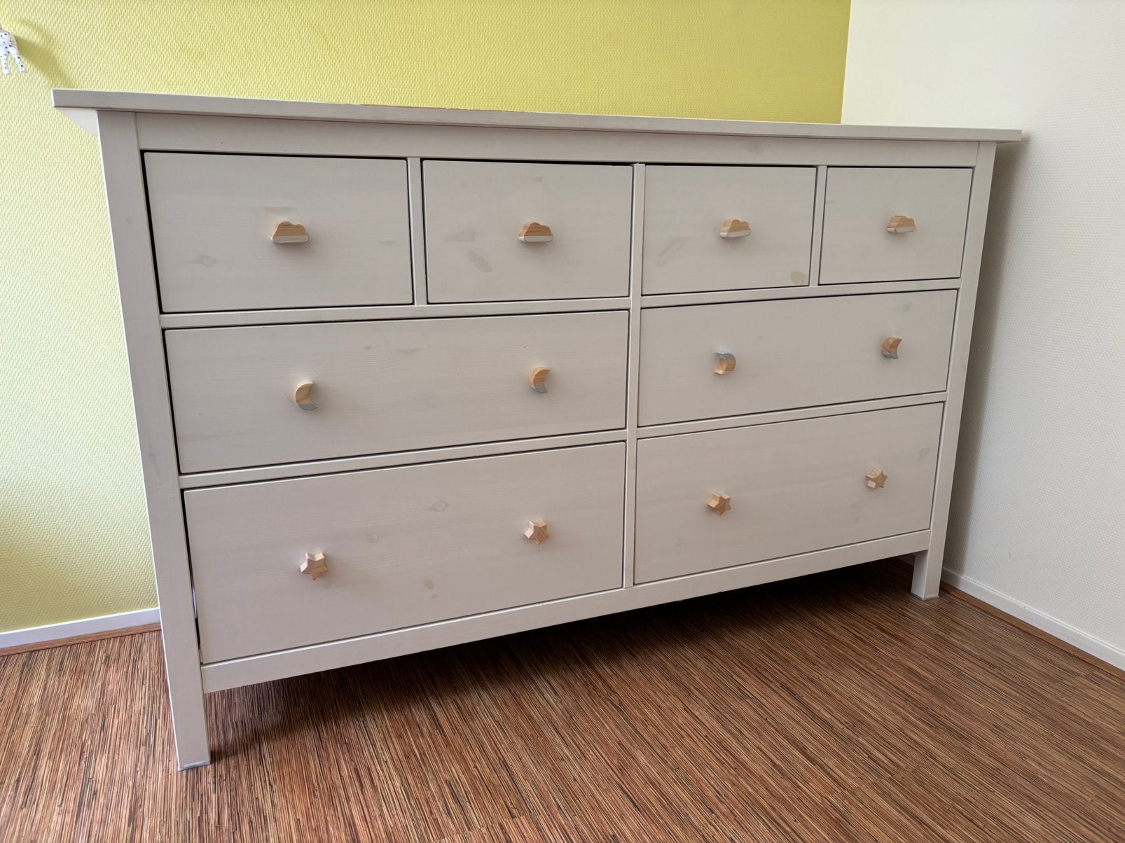 Hemnes ladekast met unieke knoppen, Huis en Inrichting, Kasten | Ladekasten, Ophalen, 5 laden of meer, Zo goed als nieuw, Minder dan 100 cm