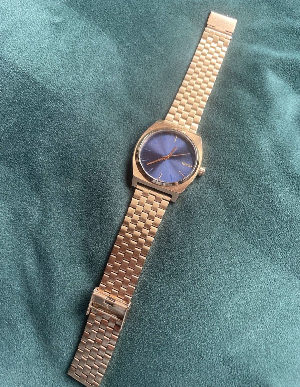 Gouden Nixon horloge met blauwe wijzerplaat, Sieraden, Tassen en Uiterlijk, Horloges | Dames, Overige merken, Gebruikt, Polshorloge