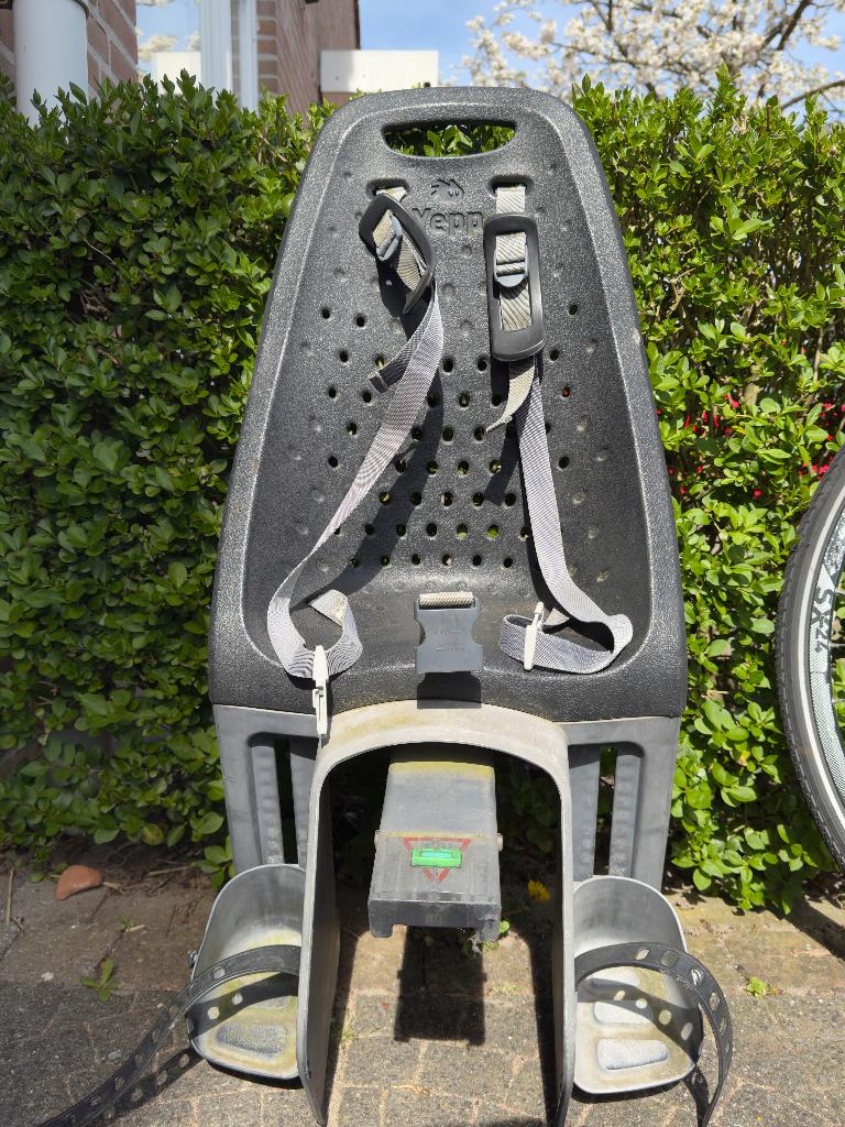 Thule Yepp Maxi zwart, Fietsen en Brommers, Fietsaccessoires | Fietsstoeltjes, Gebruikt, Achterzitje, 15 t/m 25 kg, Voetsteuntjes