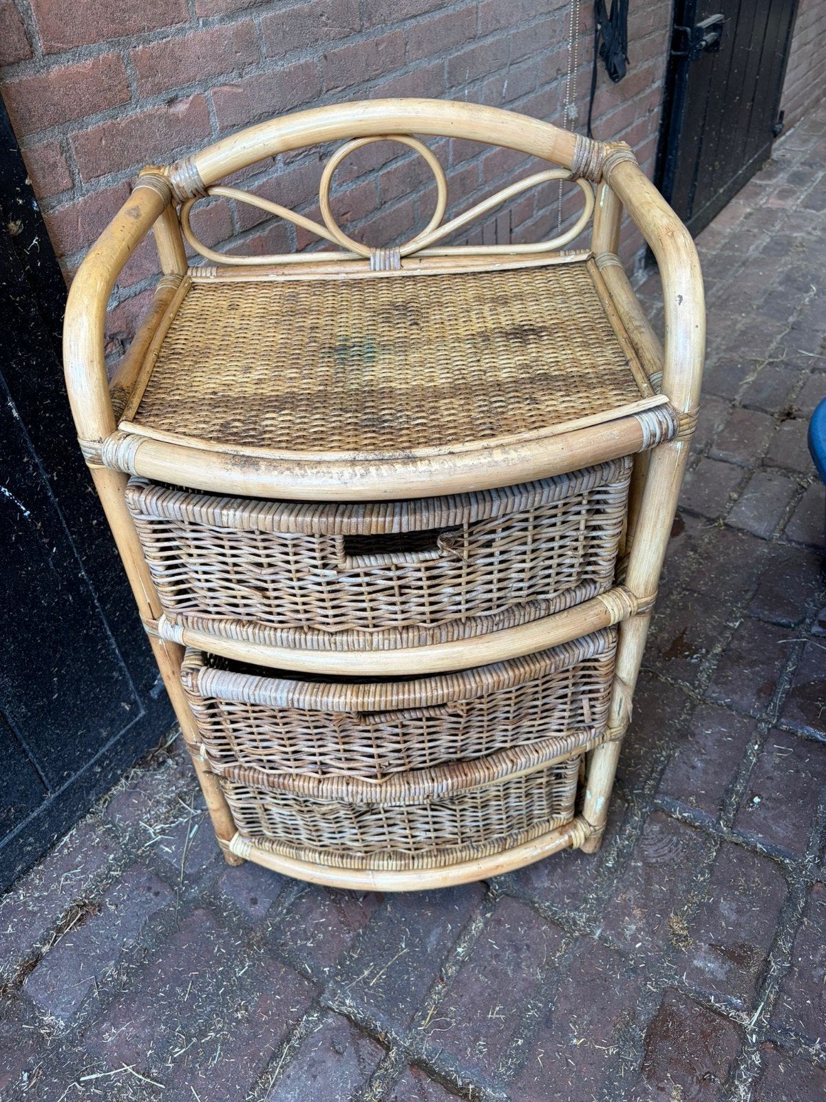 Rotan kastje met lades en rood hoekkastje, Ophalen, Gebruikt