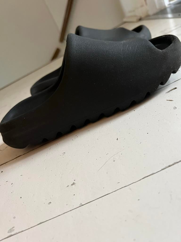 Zwarte Adidas Yeezy Slides - Comfortabele Slippers, Verzenden, Gedragen, Zwart, Slippers