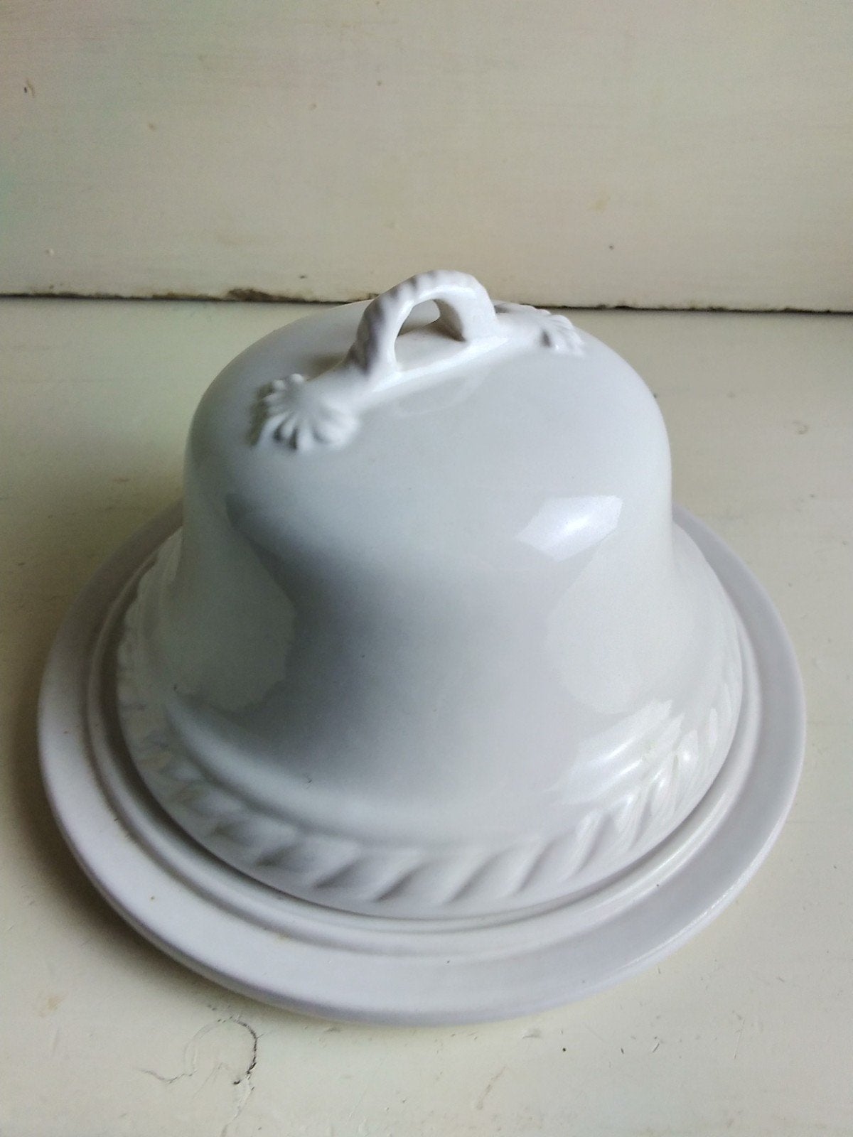Prachtige aardewerk stolp op bord, wit, 11x21 cm, Ophalen of Verzenden