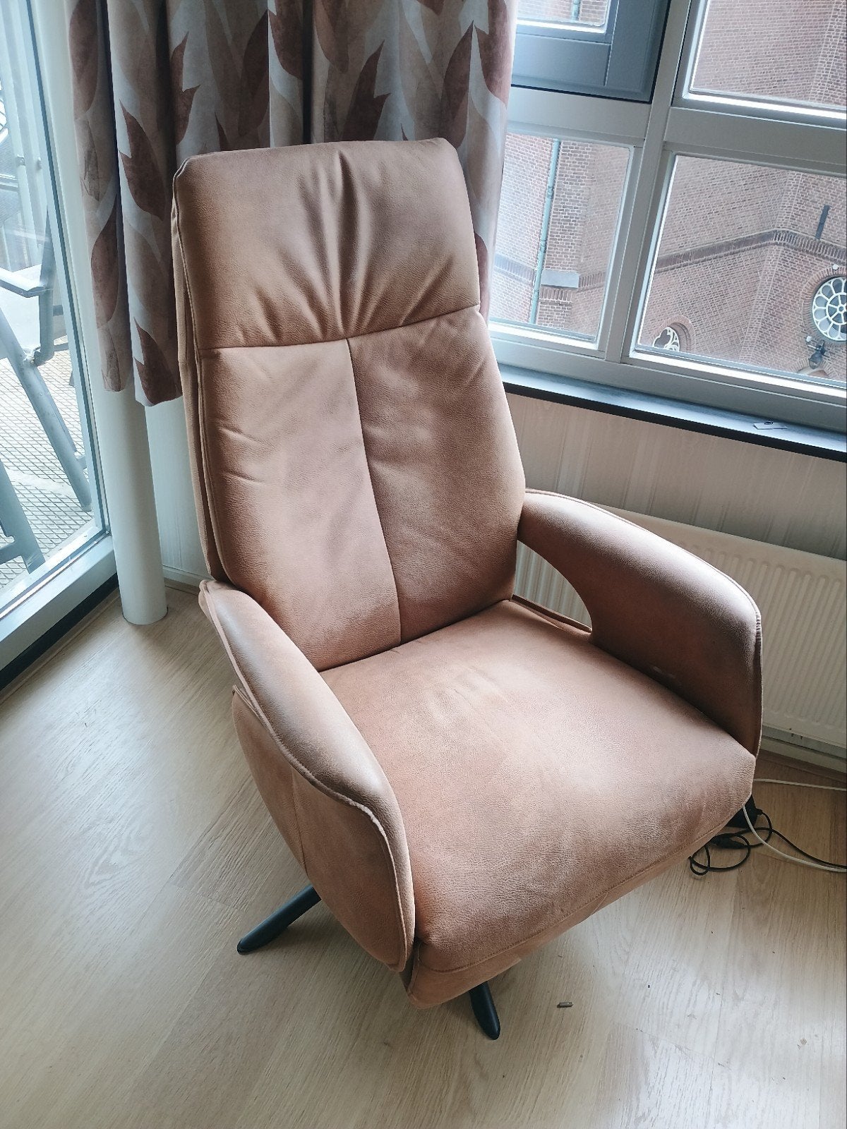 Relaxstoel Balfour elektrisch verstelbaar microleder cognac, Ophalen, Leer, 75 tot 100 cm, Zo goed als nieuw