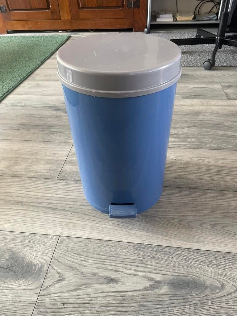 Nog mooie blauw-grijze Plastic Afval/Prullenbak met Pedaal, Ophalen, Kunststof, Gebruikt, Met pedaal