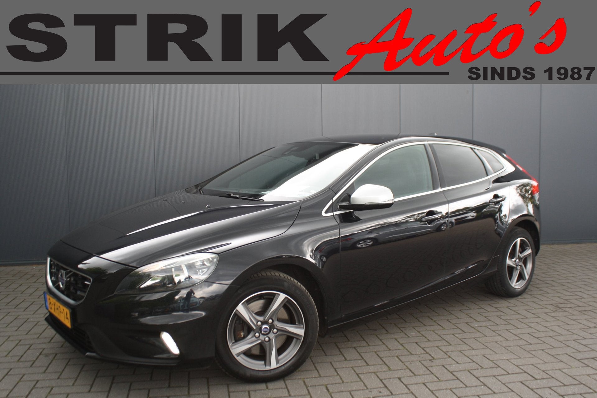 Volvo V40 2.0 D4 R-Design Business - LEDER- NAVIGATIE - PDC, Auto's, Voorwielaandrijving, Euro 5, Gebruikt, Zwart