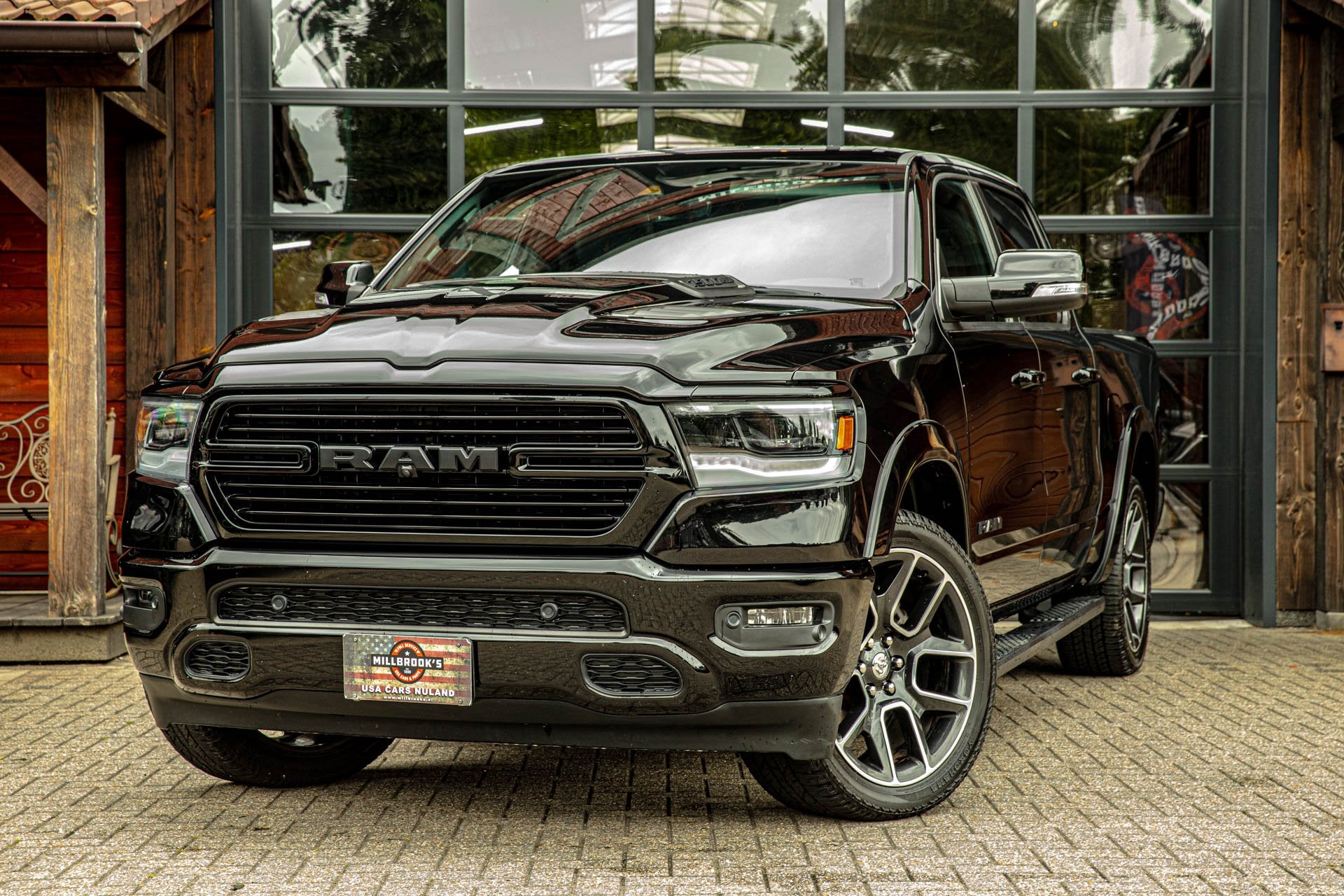 Dodge Ram 1500 Dodge ram 1500 Sport Night | pano | 360 camer, Auto's, Gebruikt, 5654 cc, 402 pk, Bedrijf
