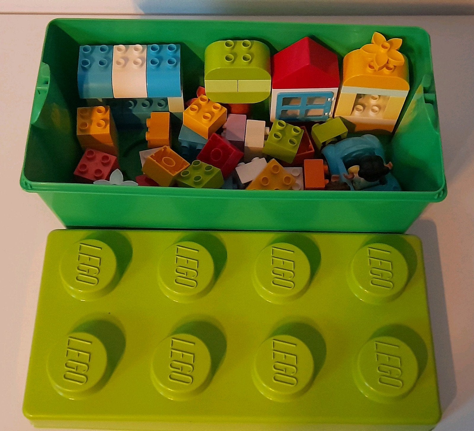 Lego Duplo set 10913 met auto, poppetjes en opbergbox, Inclusief minifiguren, Ophalen of Verzenden, Zo goed als nieuw, Duplo