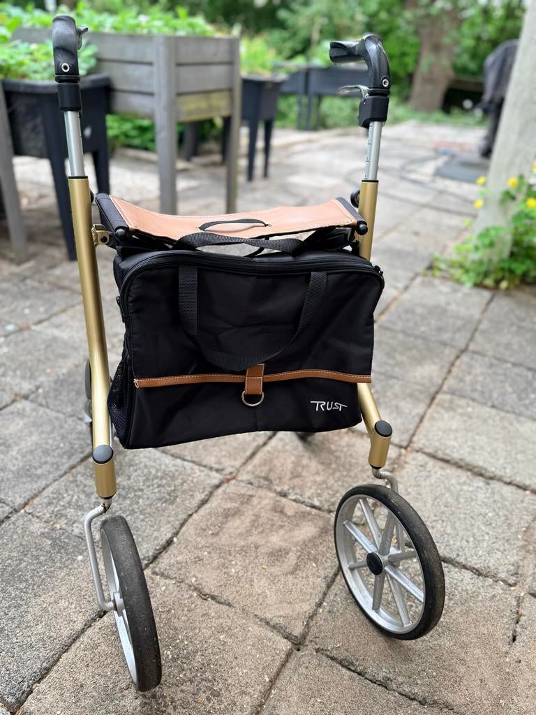 Rollator Trust Care ‘Let’s go out’, met tas en zitje!, Diversen, Rollators, Ophalen of Verzenden, Opvouwbaar, Gebruikt