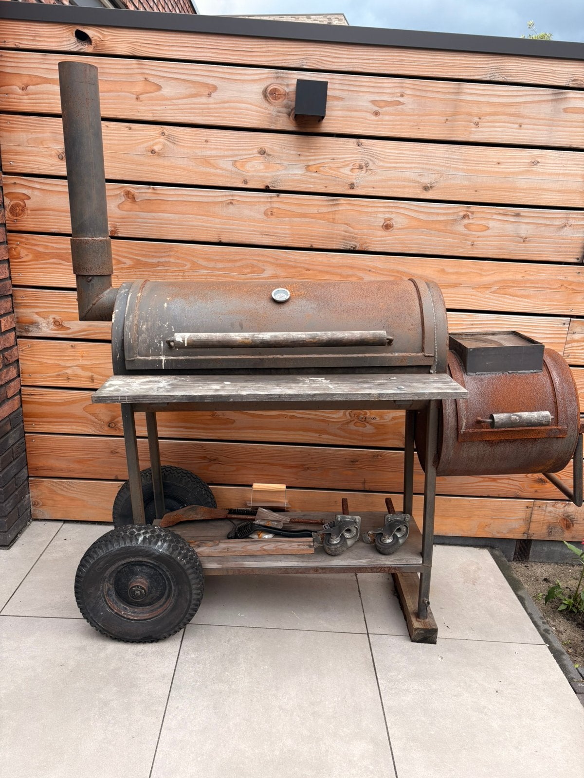 Bbq smoker, Tuin en Terras, Houtskoolbarbecues, Ophalen, Zo goed als nieuw