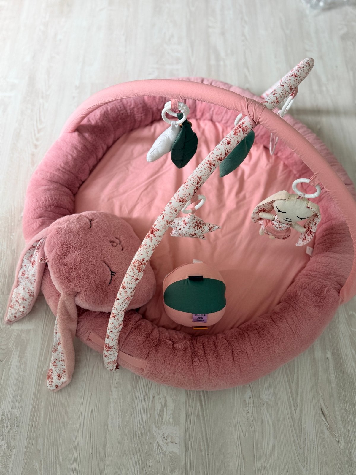 Roze babygym en konijnenkussen met bal, Verzenden, Zo goed als nieuw