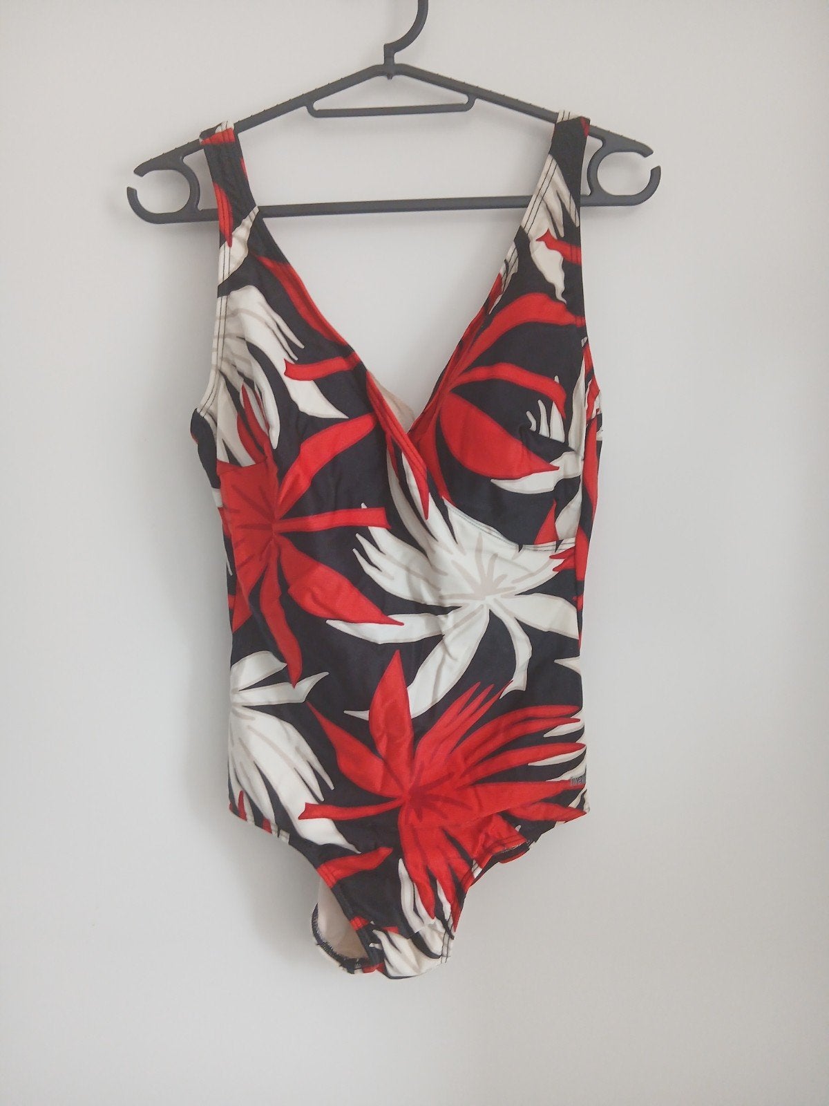 Tweka Dames Badpak - Maat XL - Zwart/Rood/Wit Bloemenprint, Kleding | Dames, Zwart, Badpak, Ophalen of Verzenden, Zo goed als nieuw