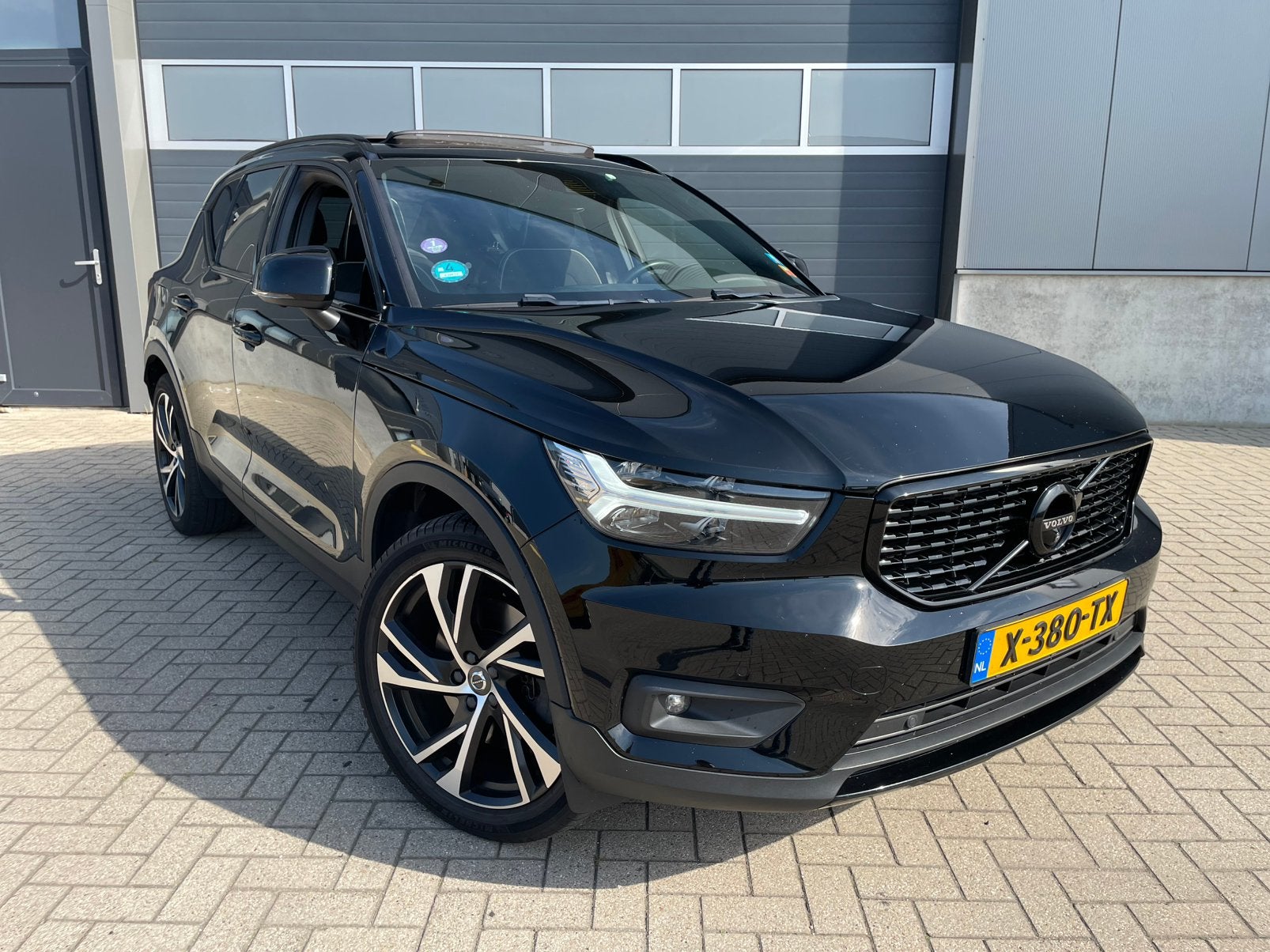 Volvo XC40 T5 R-desgin Polestar 276pk 2020 Onyx Black., Auto's, Automaat, Dealer onderhouden, 1800 kg, Zwart