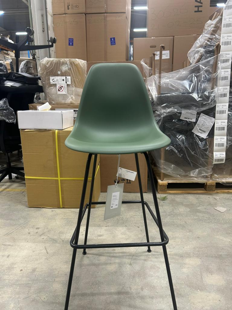 Vitra Eames Plastic Barkruk , zwart frame - Forest green RE, 1 kruk, Ophalen of Verzenden, Zo goed als nieuw, 60 tot 90 cm