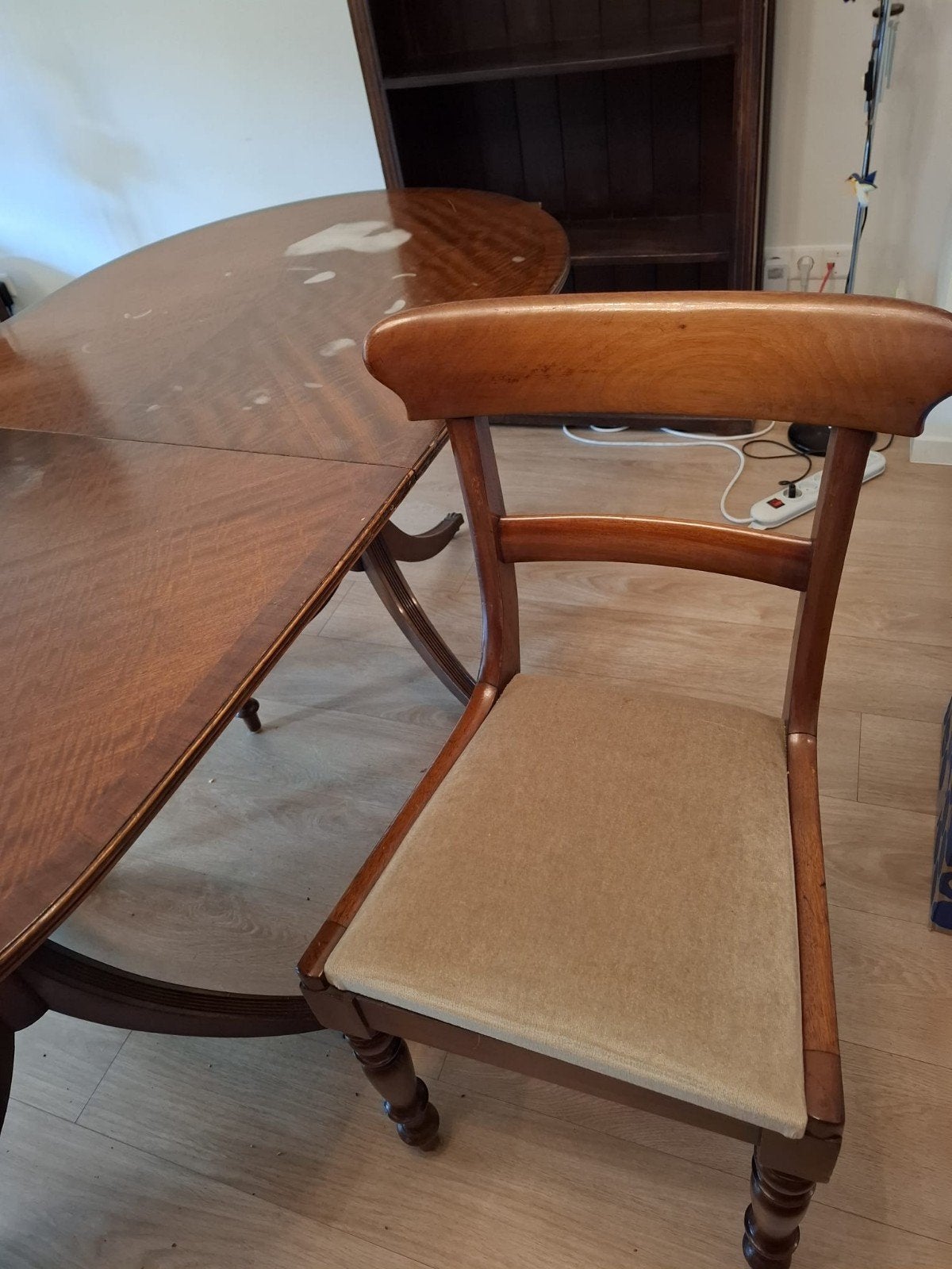 Antieke houten eettafel met stoelen, Ophalen