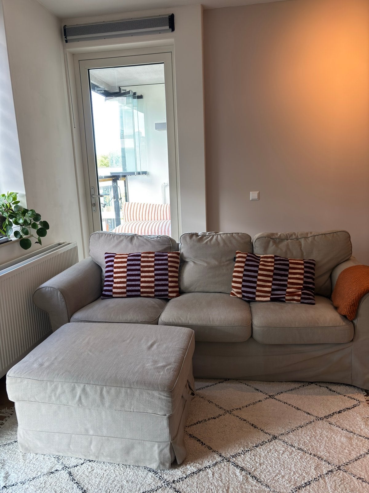 GRATIS IKEA EKTORP bank beige met poef – wasbare hoes, Huis en Inrichting, Banken | Bankstellen, Ophalen, Gebruikt, Driepersoons
