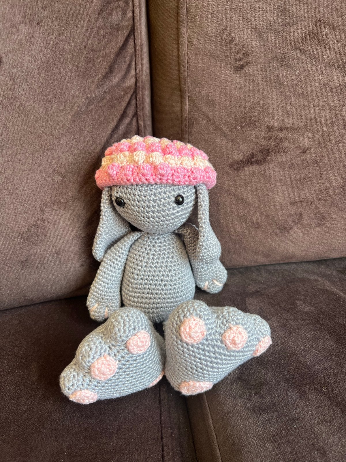 Schattige gehaakte konijnenknuffel met roze muts, Handgemaakt, Grijs, Konijn, Ophalen of Verzenden