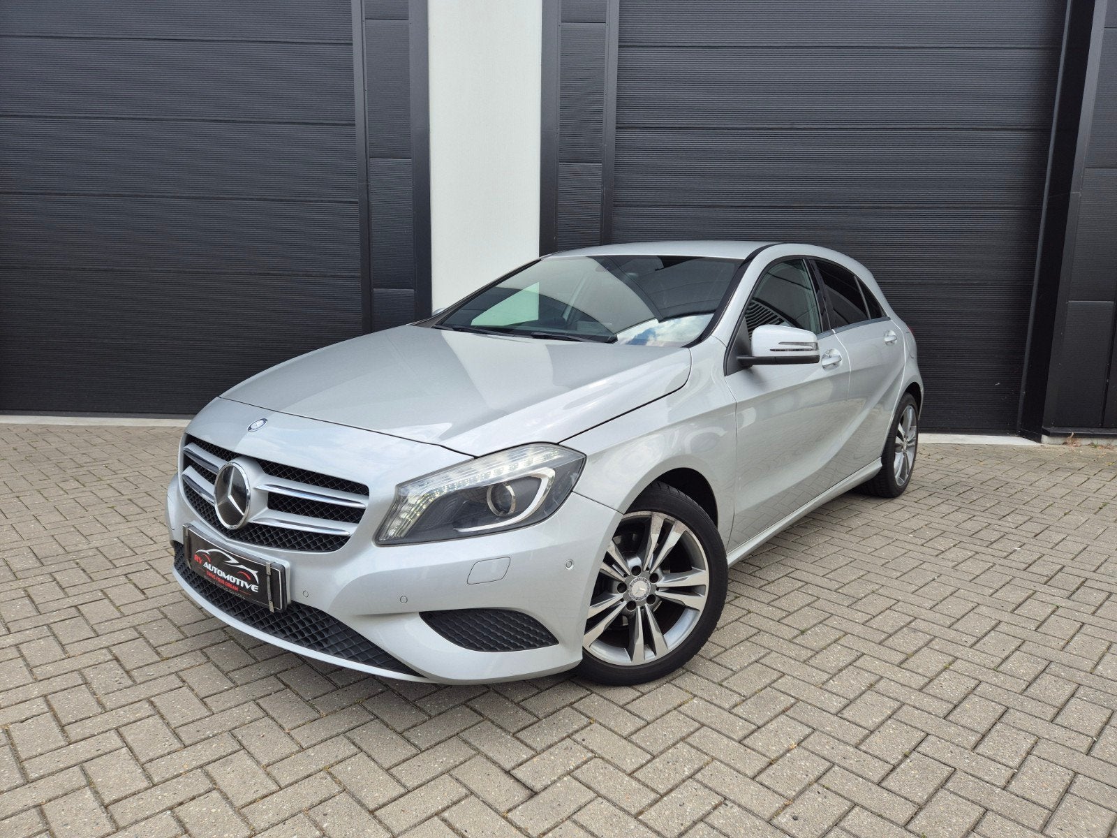 Mercedes A180 1.6i/2012/Airco/Led/Xenon/Navi/Stoelverw./Pdc/, Auto's, Mercedes-Benz, Voorwielaandrijving, 4 cilinders, Leder en Stof