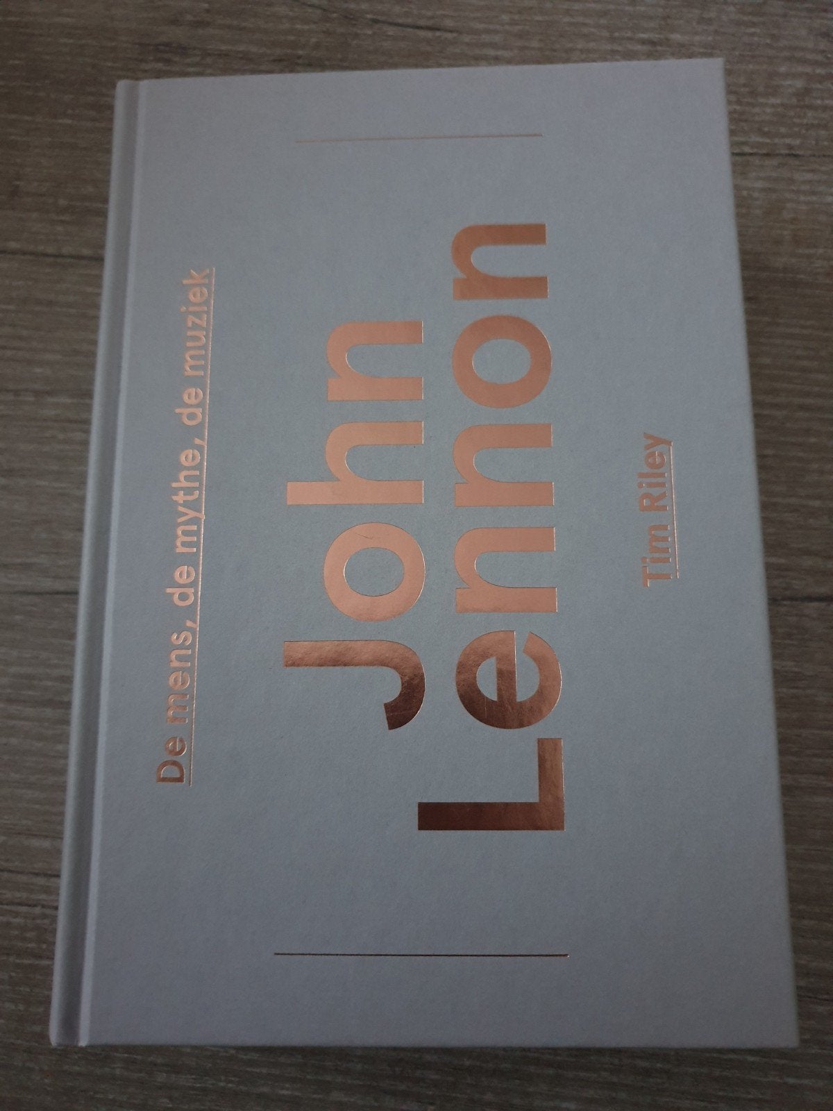 John Lennon: De mens, de mythe, de muziek - Tim Riley, Boeken, Ophalen of Verzenden, Gelezen, Tim Riley