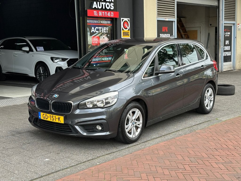 BMW 2-serie Active Tourer 218d Essential Automaat Navi, Auto's, Stof, Euro 6, 4 cilinders, 150 pk