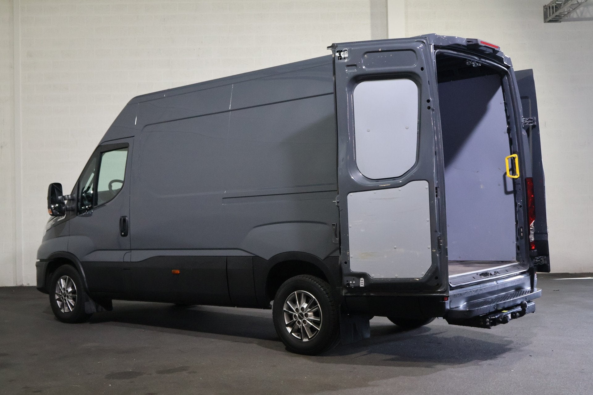 Foto 12 van Iveco Daily 35S18 L2 H2 Automaat Airco Navigatie 3.5T Trekha