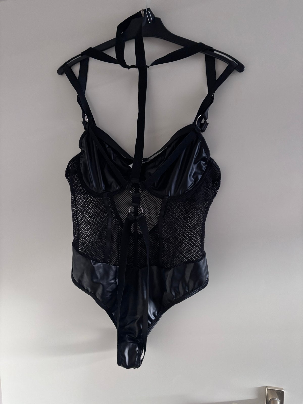 Zwarte body met mesh en faux leer maat 44, Kleding | Dames, Ophalen of Verzenden, Zwart, Body of Korset