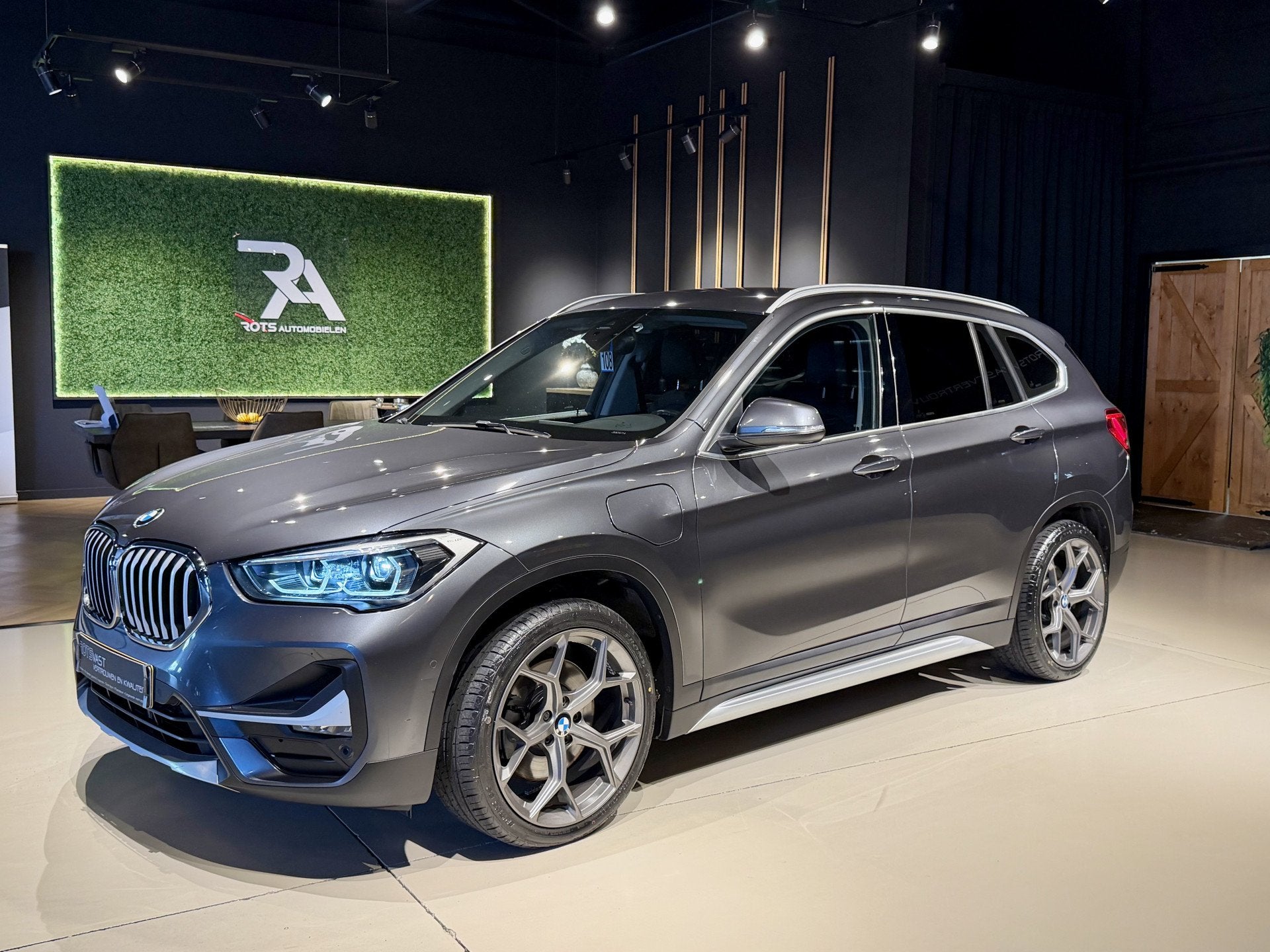 BMW X1 xDrive25e Aut Navi|Camera|LED|Leer Plug-IN!, Dealer onderhouden, Gebruikt, Met garantie (alle), Bedrijf