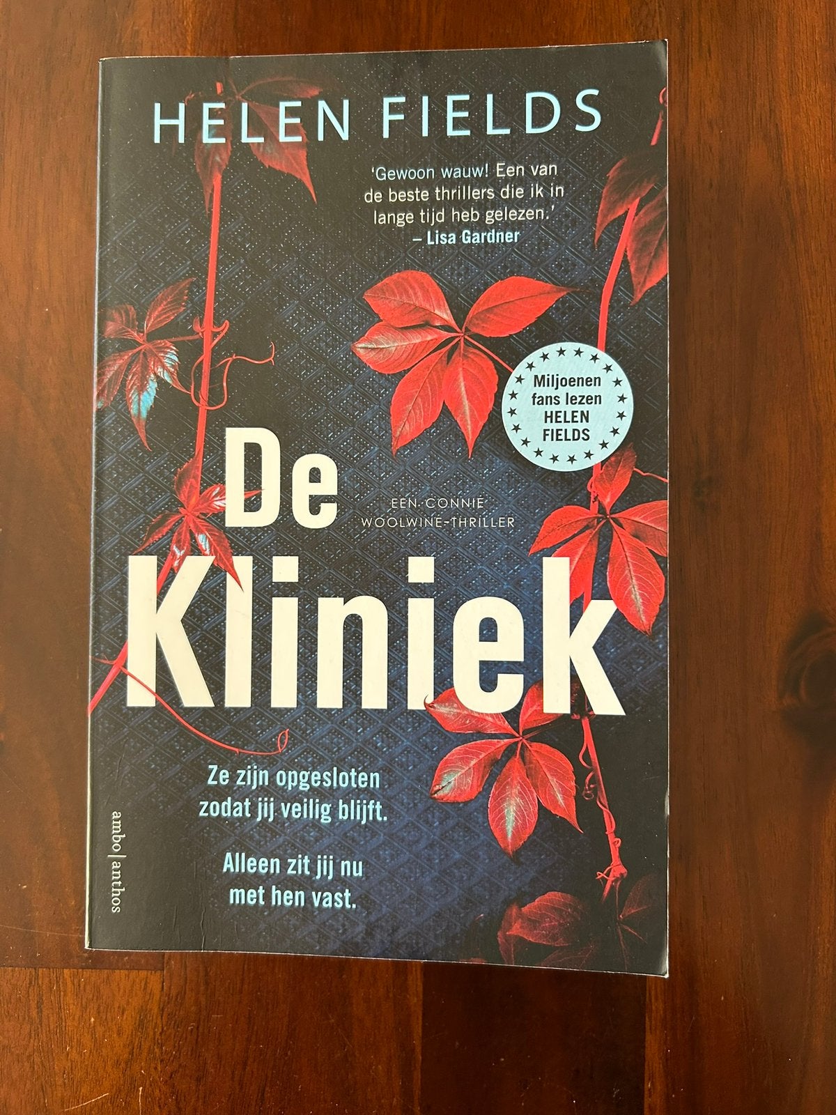 Helen Fields De kliniek, Ophalen of Verzenden, Zo goed als nieuw