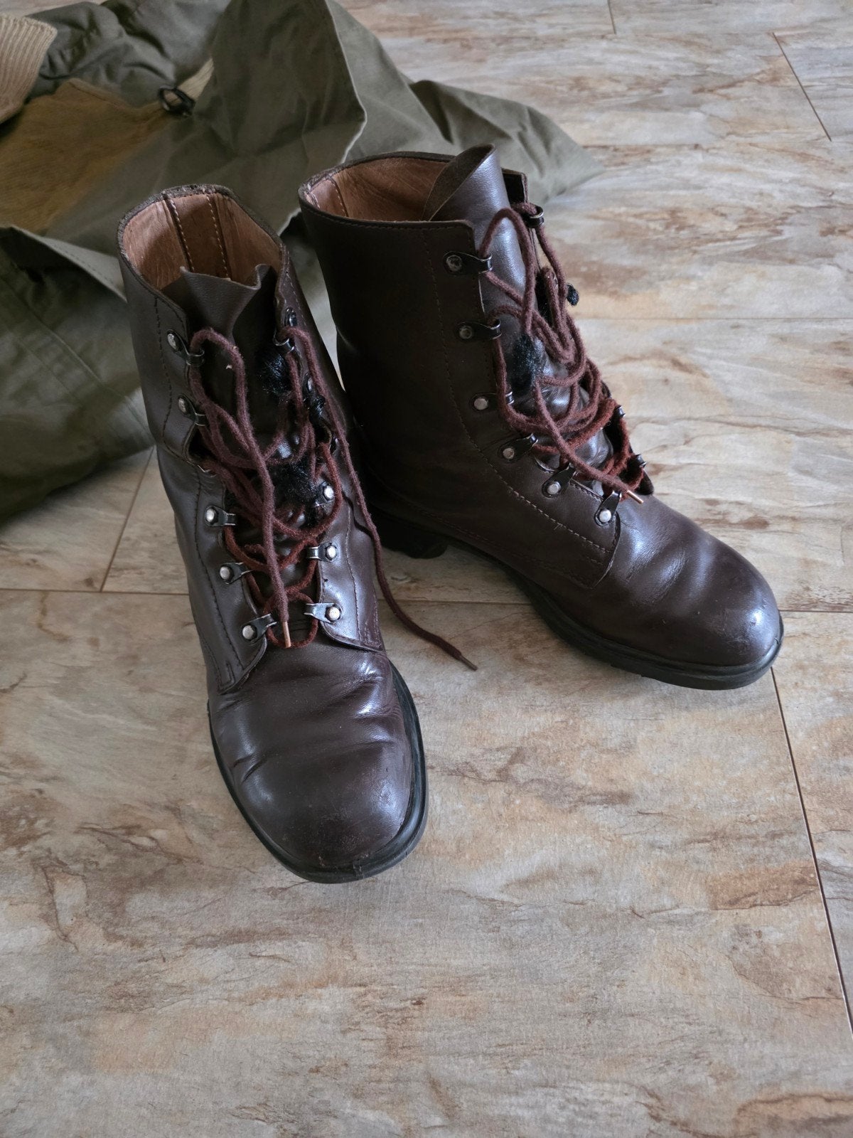 2 paar legerkisten bruin uit militaire dienst - jaren 80, Ophalen of Verzenden, Landmacht, Nederland, Kleding of Schoenen