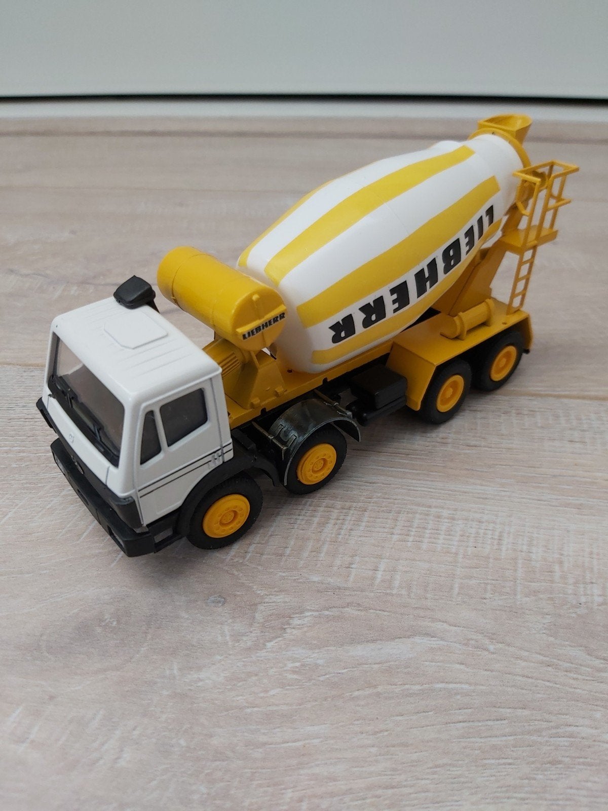 Liebherr HTM904 truckmixer op Mercedes chassis Conrad 1/50, Hobby en Vrije tijd, Modelauto's | 1:50, Ophalen of Verzenden, Nieuw
