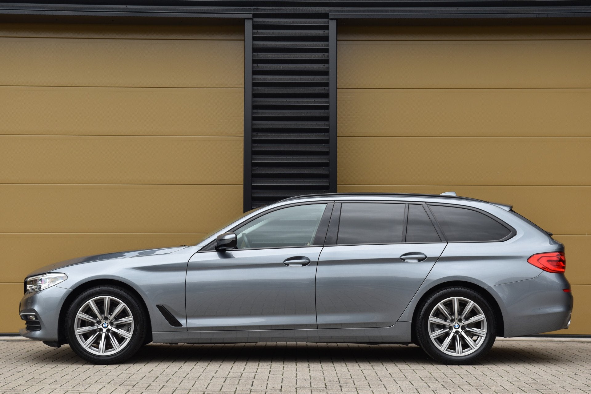 Foto 2 van BMW 5 Serie Touring 520i High Executive Edition * Comfortsto