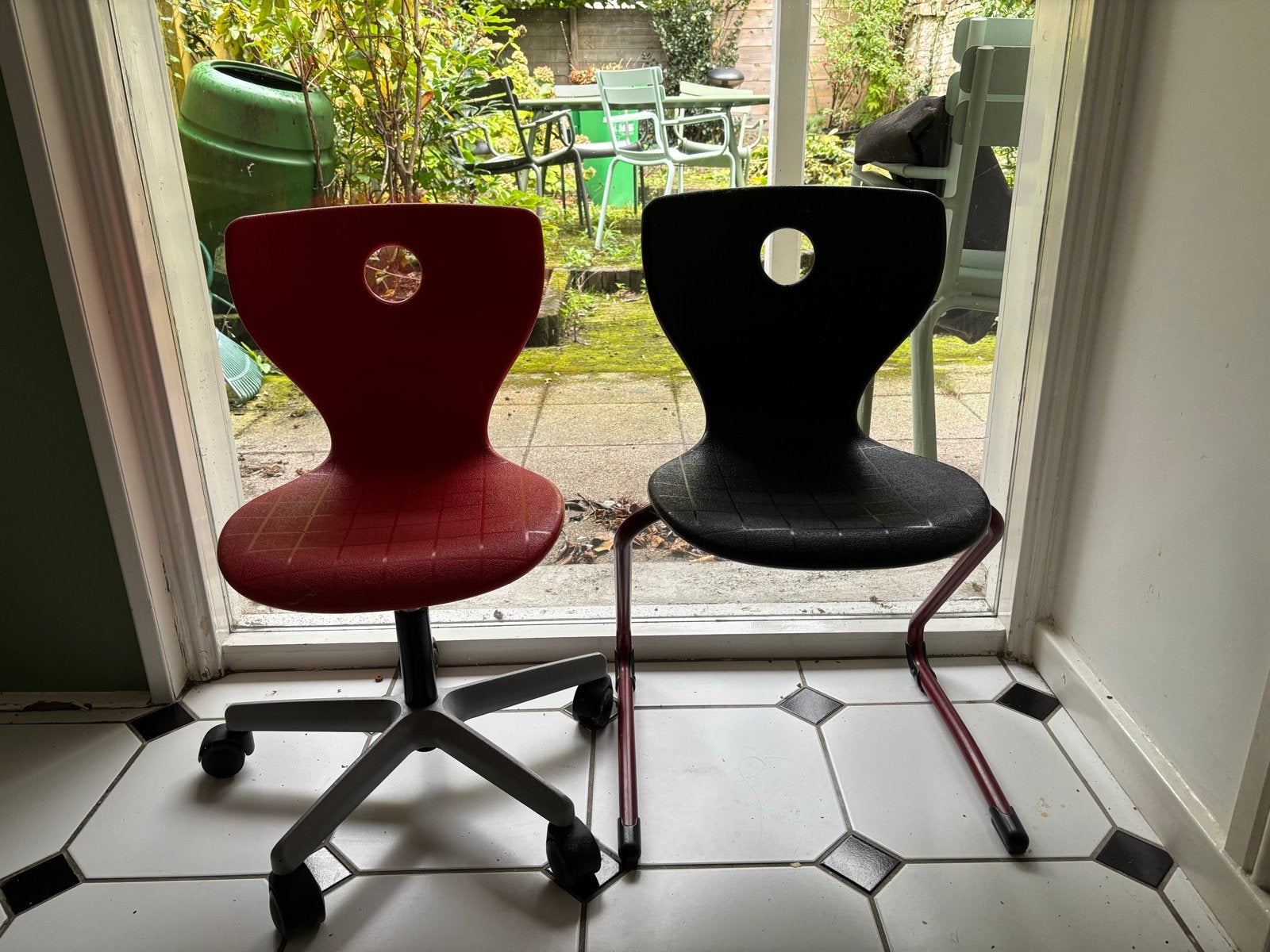 Set van 2 kinderstoelen: rood en zwart, Ophalen, Kunststof, Gebruikt, Twee