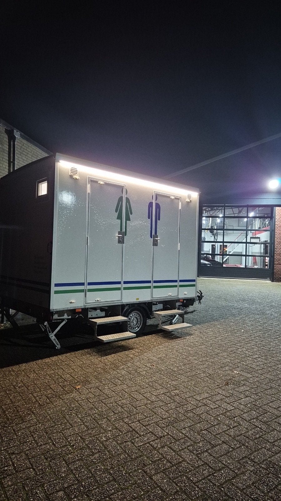 Toiletwagen 2-1-1 huren, Hobby en Vrije tijd, Ophalen of Verzenden, Zo goed als nieuw, Overige