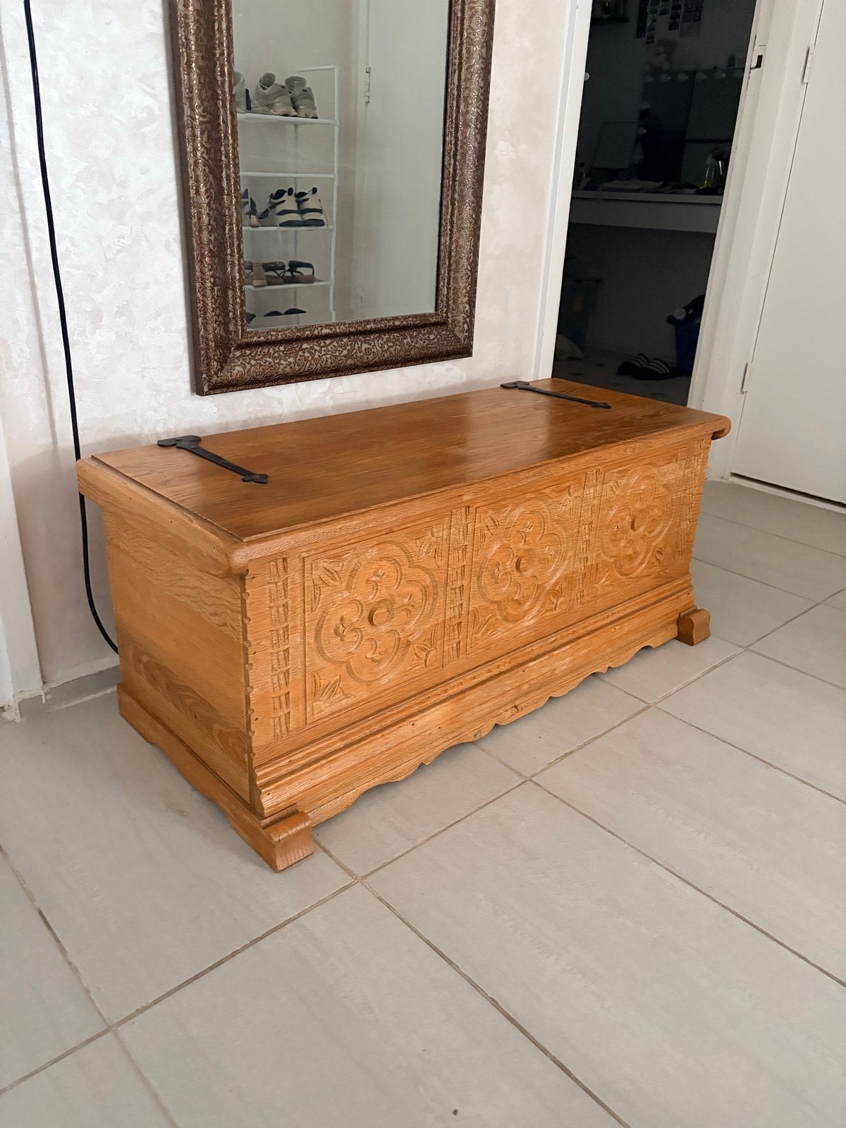 Antieke houten kist met houtsnijwerk, Ophalen