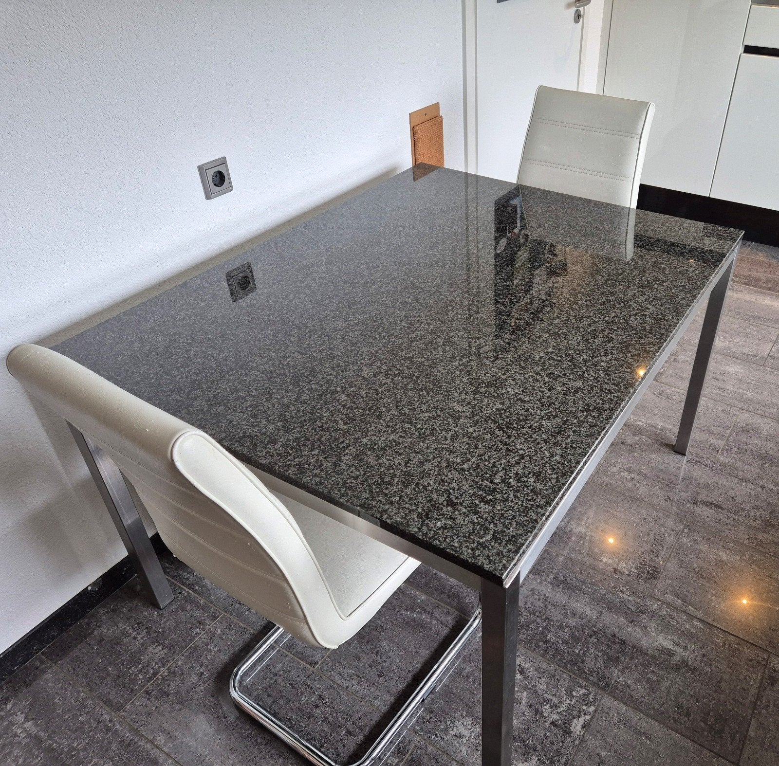 Tafel met massief granieten blad en RVS onderstel, Huis en Inrichting, Ophalen, Gebruikt, 100 tot 150 cm, Overige materialen