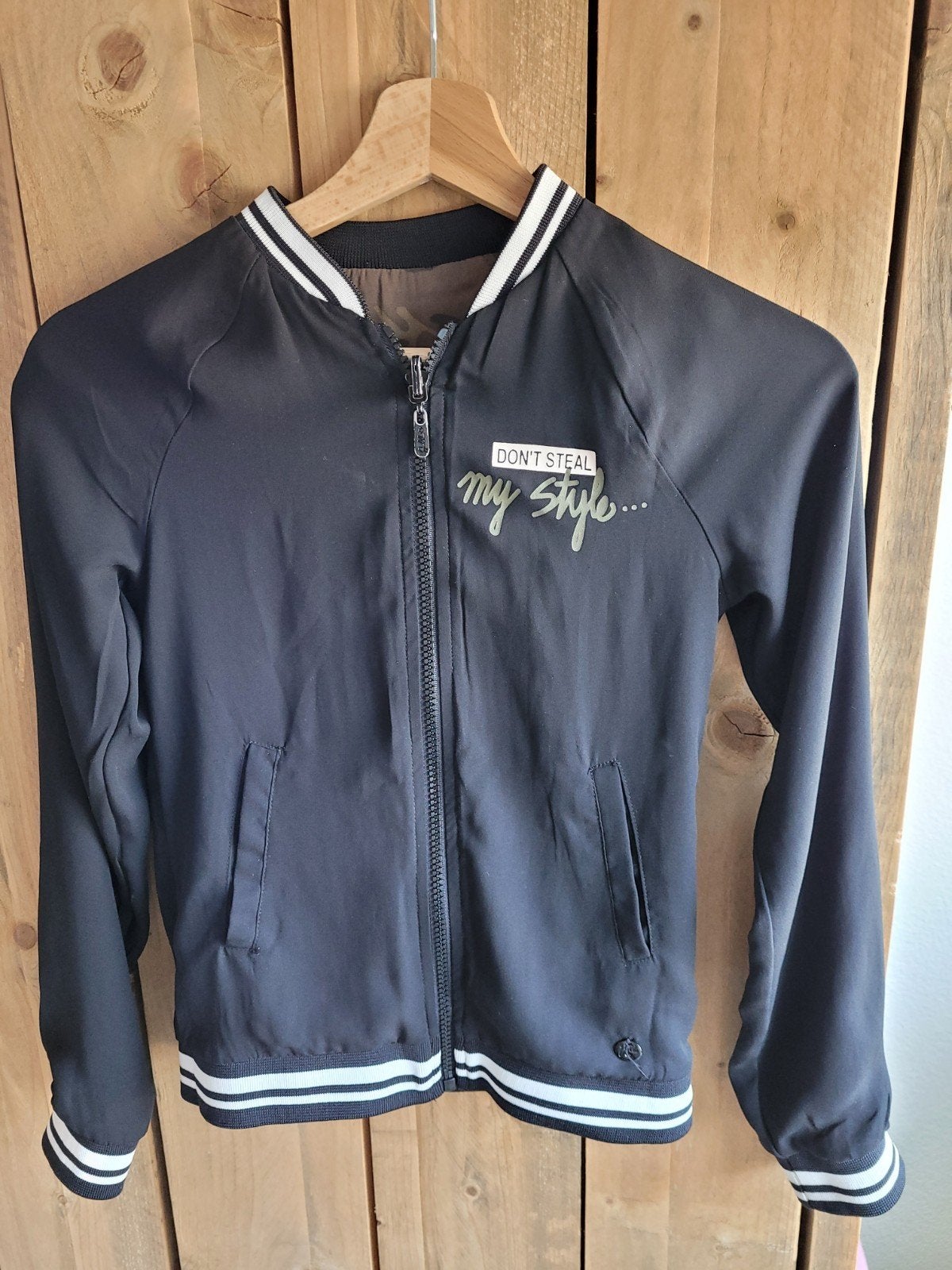 Omkeerbaar jasje zwart - camouflageprint, Meisje, Ophalen of Verzenden, Zo goed als nieuw, Jill
