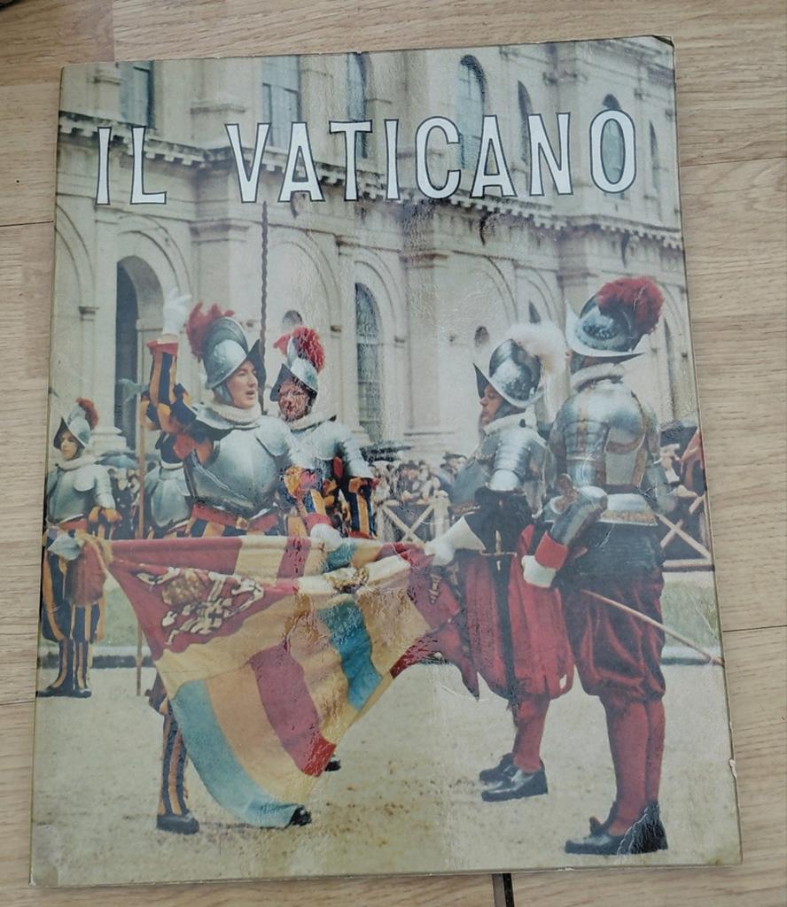 Il Vaticano - Boek over Vaticaanstad en Katholieke Kerk, Ophalen of Verzenden, Gelezen, Onbekend, Christendom | Katholiek
