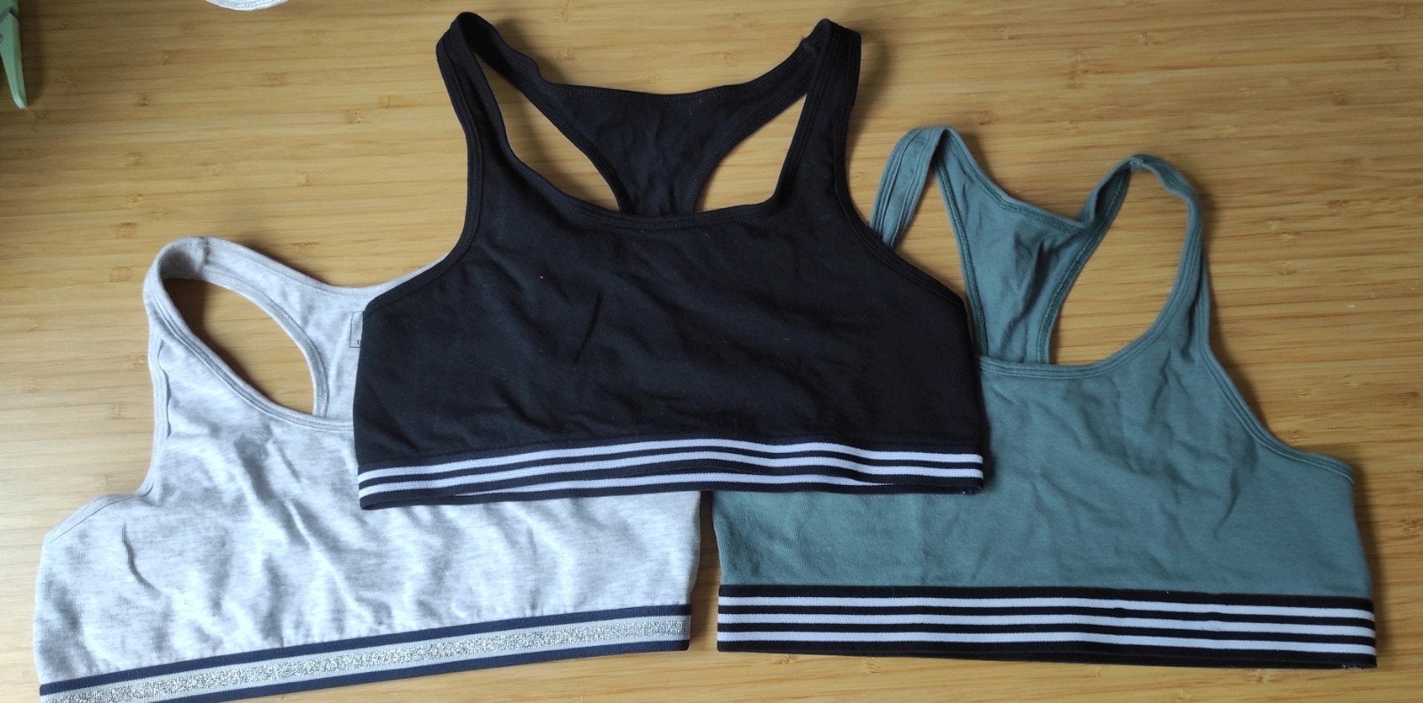 Set van 3 topjes en 2 bh's voor tiener meisje (5 stuks), Kleding | Dames, Ophalen of Verzenden, Overige kleuren, BH