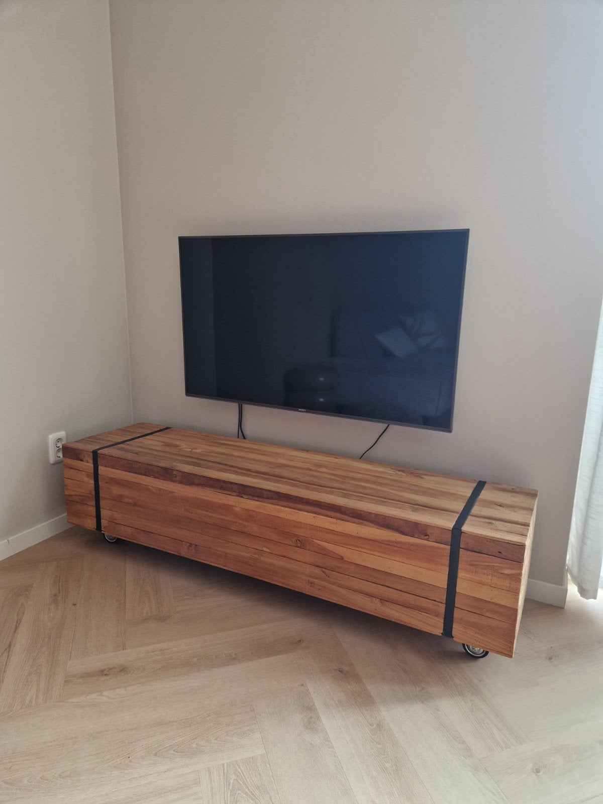 Houten tv meubel op wieltjes, Ophalen, Gebruikt, 150 tot 200 cm, Minder dan 100 cm