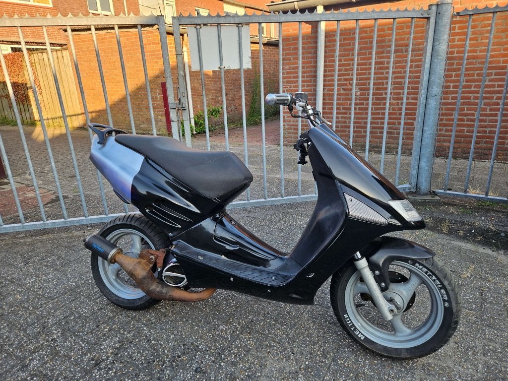 Aprilia Sr Viper NL kenteken | Leo Vinci Carbon uitlaat, Fietsen en Brommers, Brommeronderdelen | Scooters, Niet ingevuld, Zo goed als nieuw