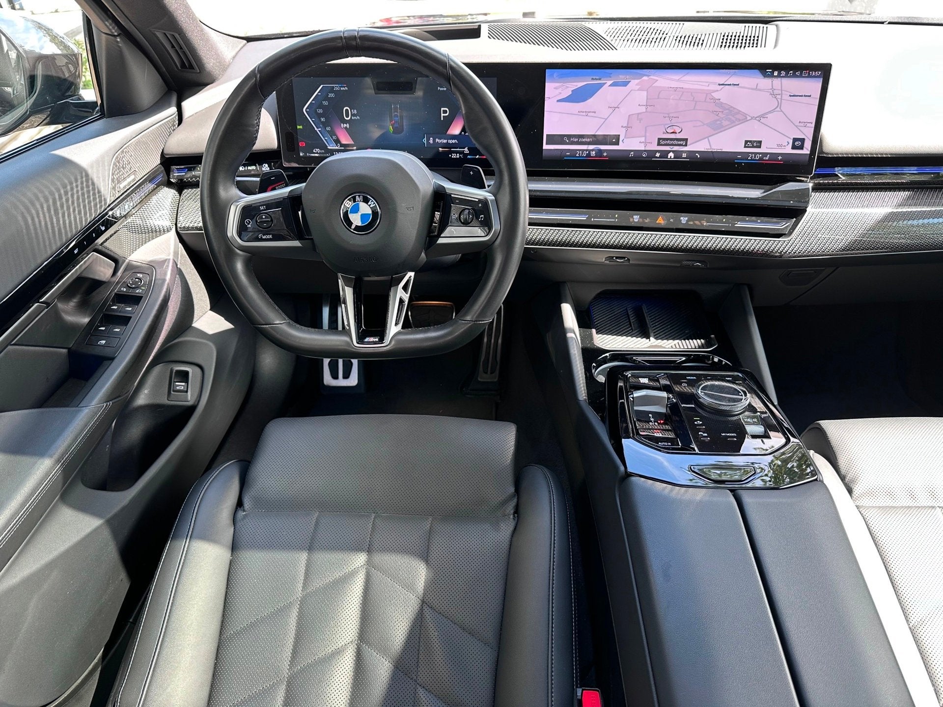 BMW 5-serie 520i 208pk M-Sport /Panorama / Trekhaak / HUD /A, Auto's, Automaat, Achterwielaandrijving, Gebruikt, 2000 kg