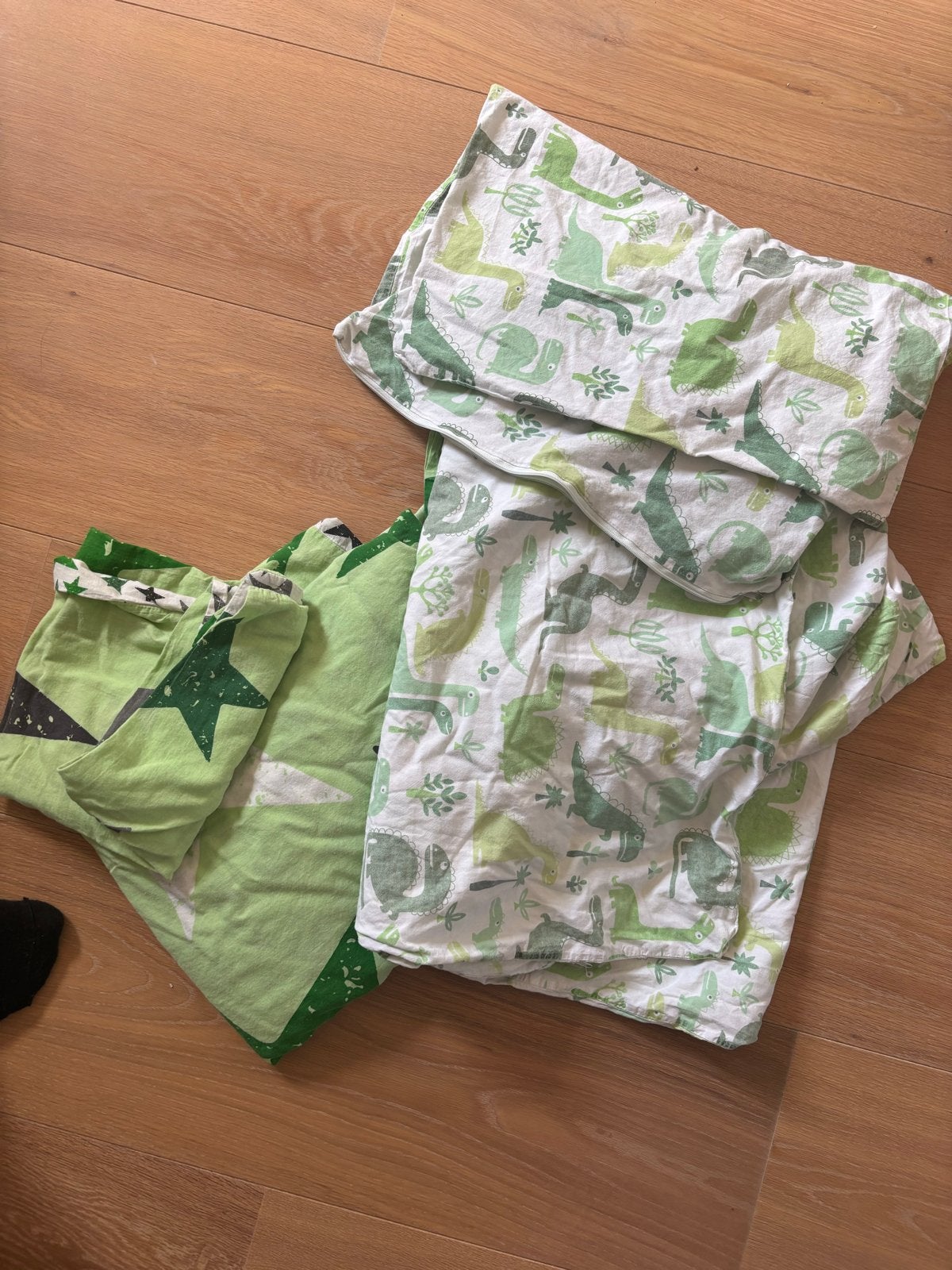 2 peuter dekbedovertrekken: sterren en dino's gratis verzend, Ophalen, Gebruikt, Eenpersoons, Meerkleurig