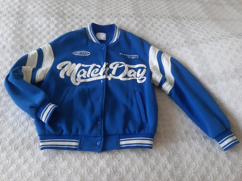 blauw/wit jack / dik vest Bershka maat XS (maat 32/34), Ophalen, Blauw, Bershka, Zo goed als nieuw