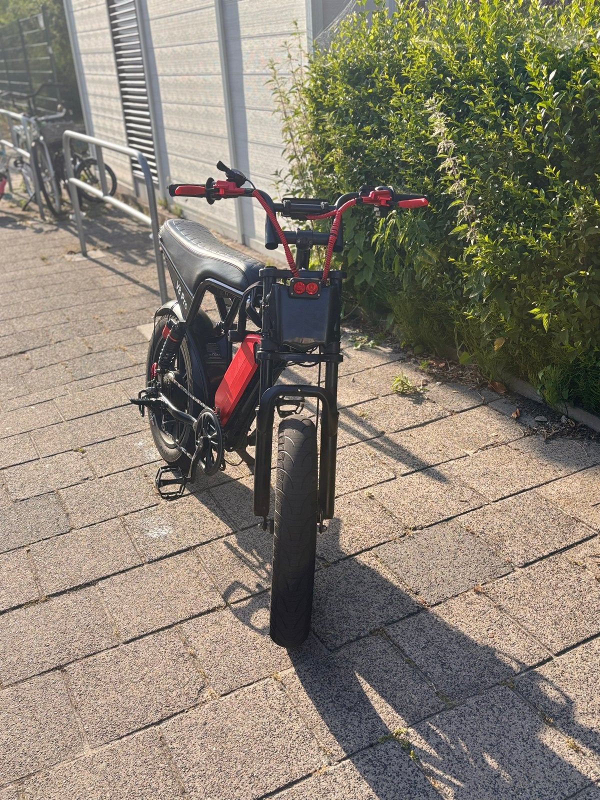 V8 Pro met dubbele vering en custom onderdelen, Gebruikt, Minder dan 47 cm, 30 tot 50 km per accu, Ophalen