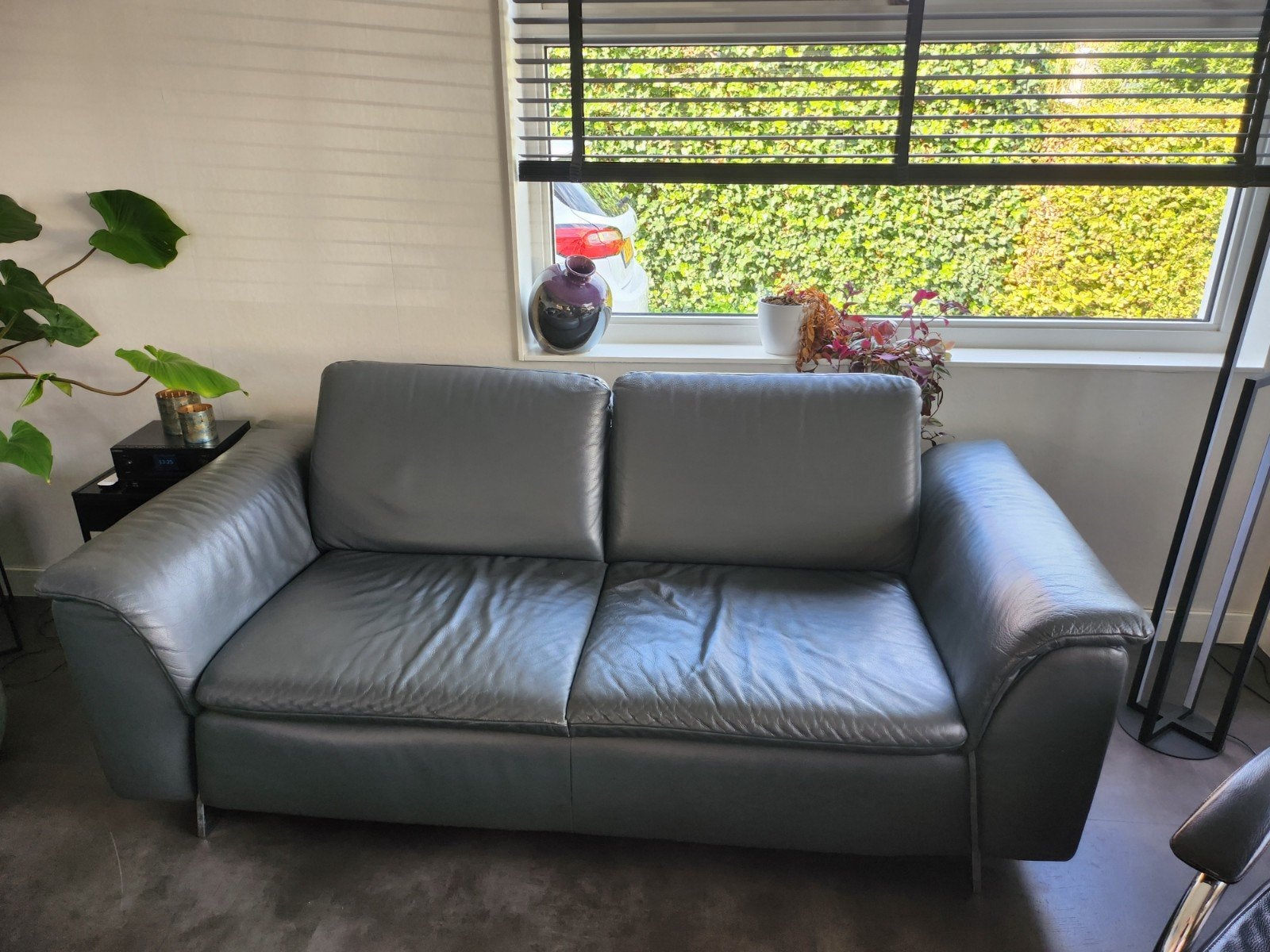Comfortabele grijze leren tweezitsbank, Ophalen, Gebruikt, 150 tot 200 cm, Tweepersoons