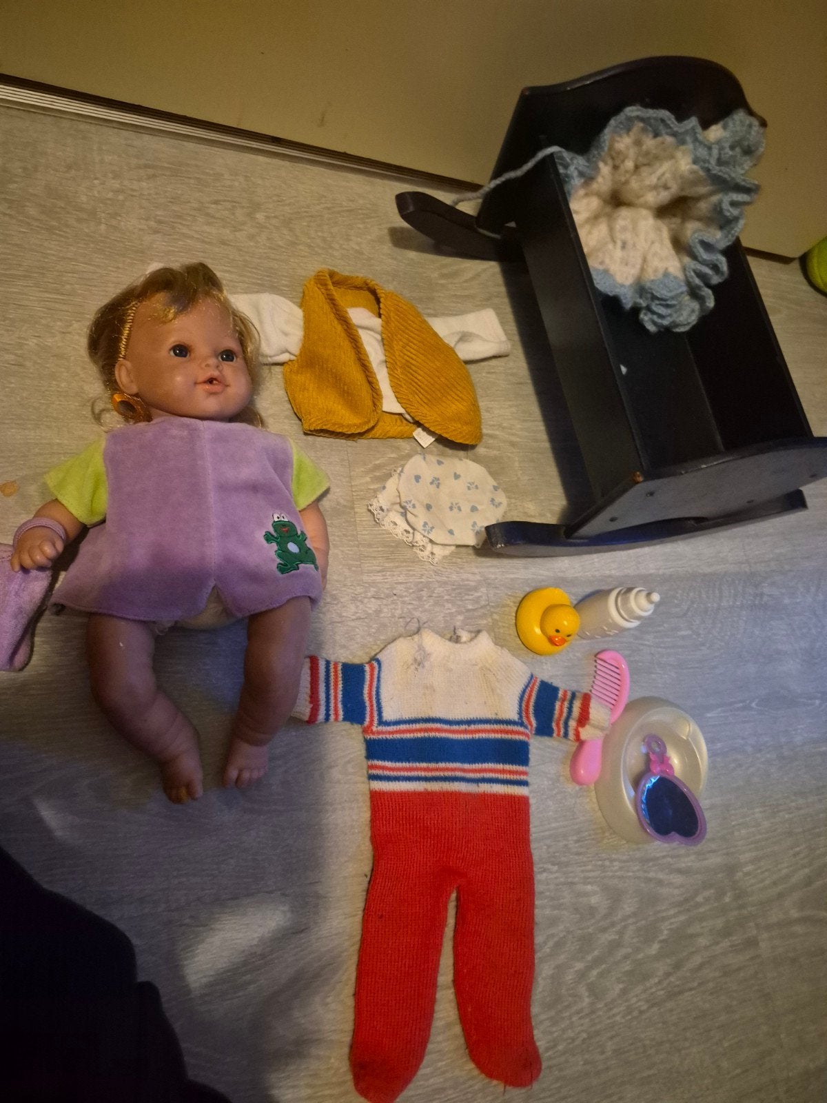 babypopje in wiegje met spulletjesVaste pr€15euro, Verzenden