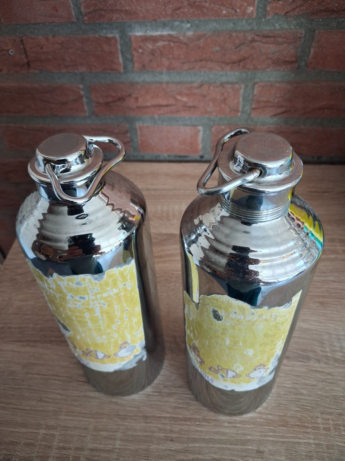 Set van 2 zilverkleurige flessen/vazen, Huis en Inrichting, Gebruikt, Ophalen of Verzenden, Metaal, Geschikt voor droogbloemen