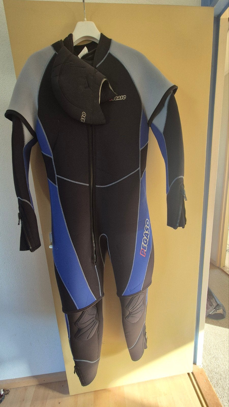 Dubbel 5 mm Pegaso Heren Duikpak inclusief Cap L/XL, Watersport en Boten, Duiken, Ophalen of Verzenden, Zo goed als nieuw, Duikpak