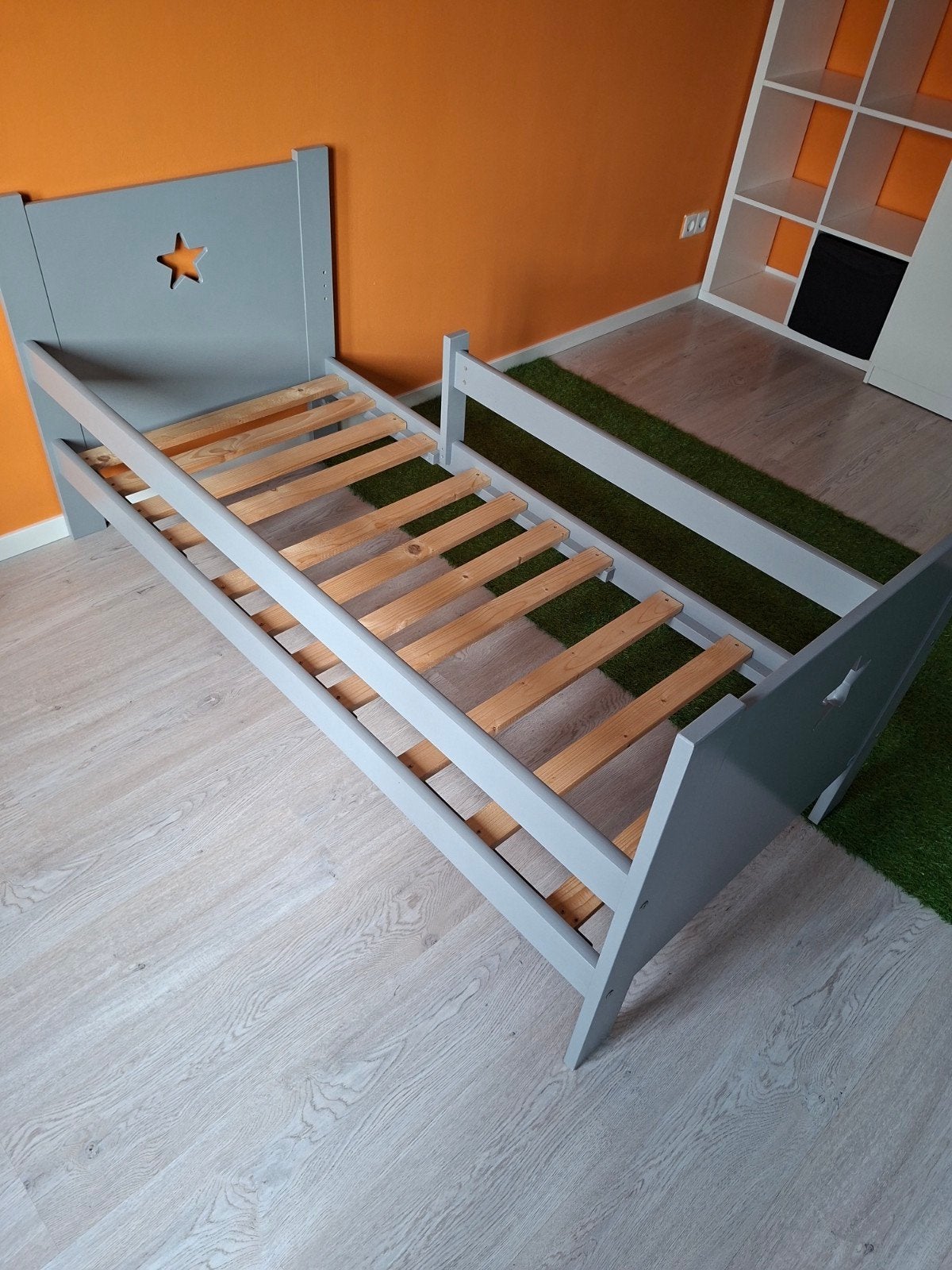 Kinderbed met sterren, grijs, inclusief lattenbodem, Kinderen en Baby's, Kinderkamer | Bedden, Ophalen, Gebruikt, 70 tot 85 cm