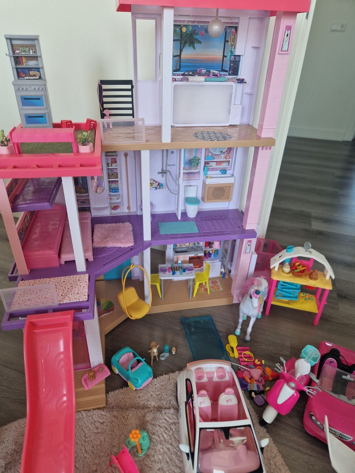 Barbiehuis met veel extra's: auto's, ambulance, vliegtuig, Ophalen, Gebruikt, Barbie