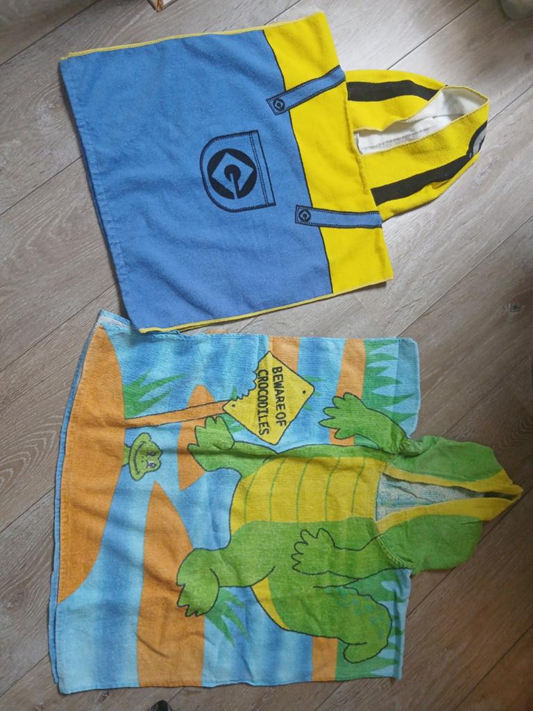 Minion en krokodil poncho / badcape, Gebruikt, Jongen of Meisje, One size, Ophalen of Verzenden